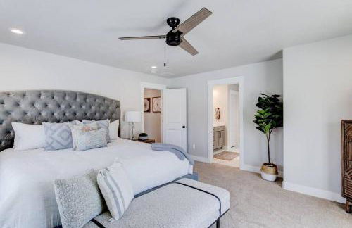 Midway to Heaven! BRAND NEW 5 bed 4.5 bath, HOTTUB - Photo 11