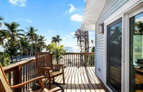 Charming Beachfront Cottage with Dock Slip and Kayaks on Little Gasparilla Island | Placida, FL - Foto 16