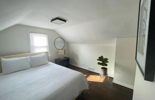 New! Cozy 4-bedroom w/ free parking. Dogs welcome! - Foto 7