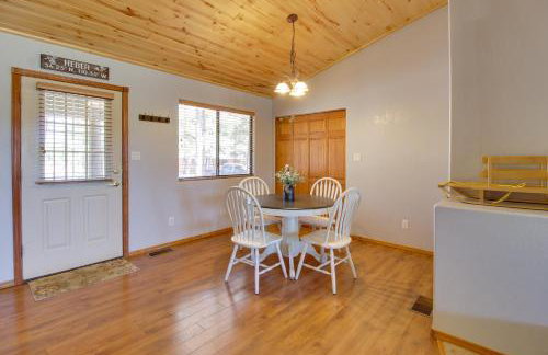 Families Welcome! Overgaard Cabin with Playground - Foto 7