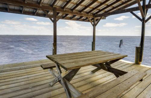 Renovated Crescent Lake Escape with Waterfront Deck! - Foto 16