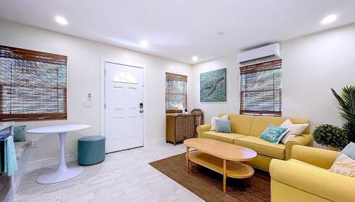 Just Beachy! One bed one bath charmer steps to beach - Foto 4