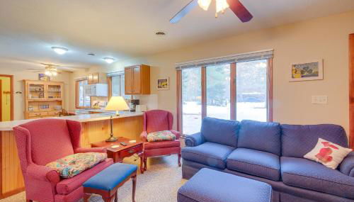 Cozy Cottage with Sunroom - Walk to Higgins Lake! - Foto 3