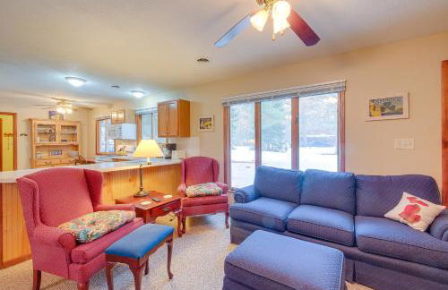 Cozy Cottage with Sunroom - Walk to Higgins Lake! - Foto 3