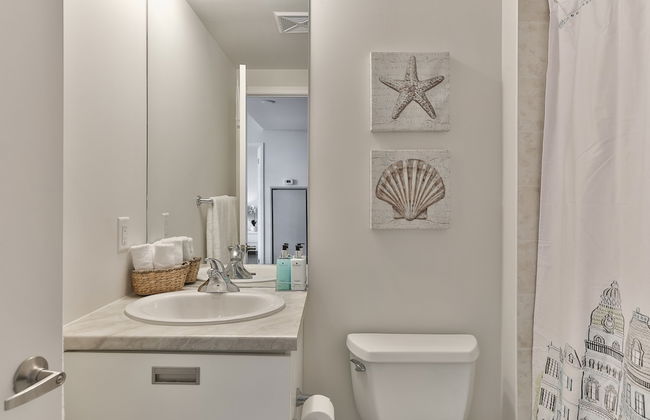 Bright Sub-Penthouse on Bay St - Photo 17