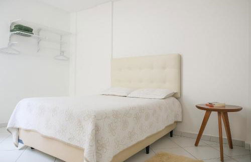 Dois quartos Cozinha completa Wi Fi Self check in com senha Central e perto de tudo a 4,4Km da Rodoviária e 15,4 km do Aeroporto Apartamentos 102 e 302 - Foto 32