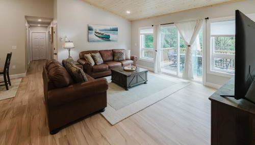 NEW! Modern Getaway - Hot Tub l Fire Pit l Pool table - Foto 2