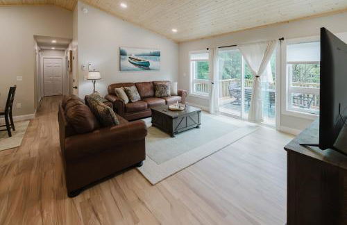 NEW! Modern Getaway - Hot Tub l Fire Pit l Pool table - Foto 2