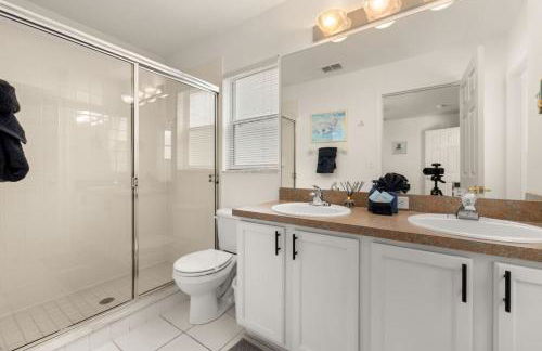 Modern Retreat Pool and Game Room - Foto 33