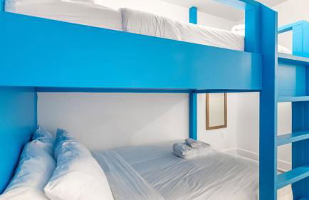 Dual Bachelor Pads w/ Rooftop Lounge & Games Sleeps 26 5 Min to Broadway - Foto 87