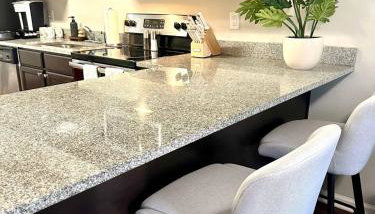 Walk to Stadium, 2 Parking Spots, Balcony & Pool - Foto 4