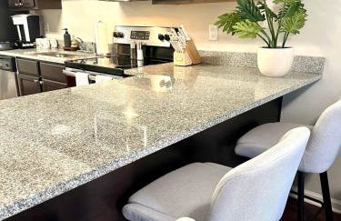 Walk to Stadium, 2 Parking Spots, Balcony & Pool - Foto 4