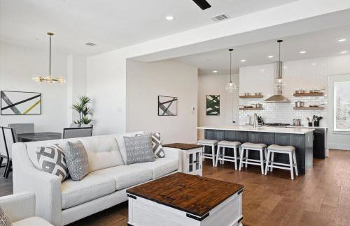 3-BD Luxury Living w Rooftop Garden Views - Photo 7