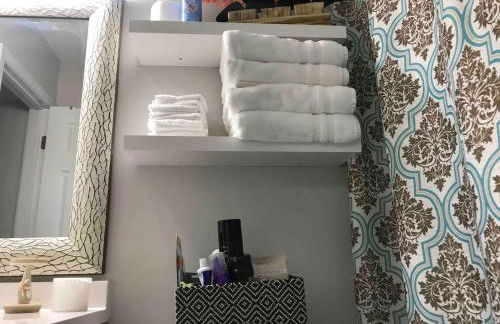 Stylish 4BR Getaway with Game Room, Grills & Cozy Outdoor Fire-Pit - Foto 18