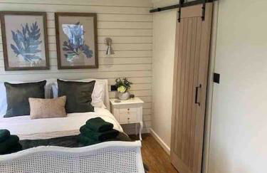 brand new cozy cabin with parking - Foto 20