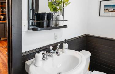 The Swiss Hill Farmhouse - 5 Bedrooms w Hot Tub - Foto 24