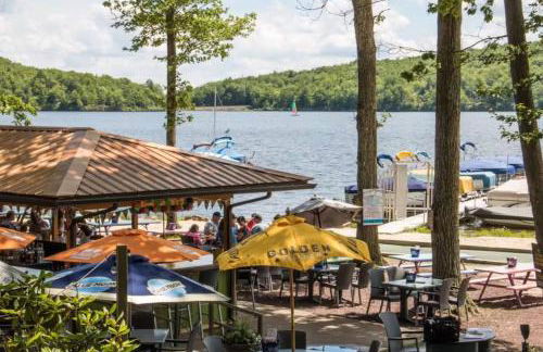 Hot Tub & Fire Pit: Cozy Pines Chalet in Poconos - Foto 25