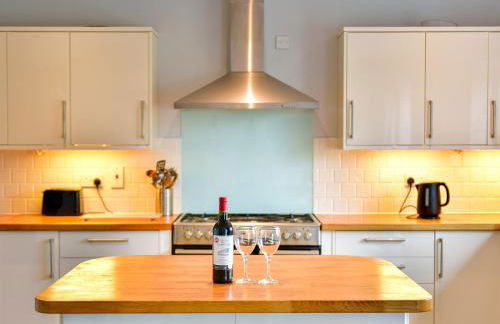 Spacious 4 Bedroom home with Parking Garden - Pass the Keys - Foto 14