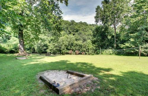 Astounding River View - Outdoor Hot Tub, Volleyball Net, Game Room + More! - Foto 43