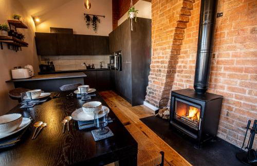 DJH Homes - Luxurious and chic 3BR Grade II Industrial House with log burner and electric blinds - JQ, Birmingham City - Foto 3