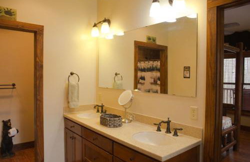 Secluded Cabin - Games, Fire Pit, Hot Tub, Pet OK - Foto 40