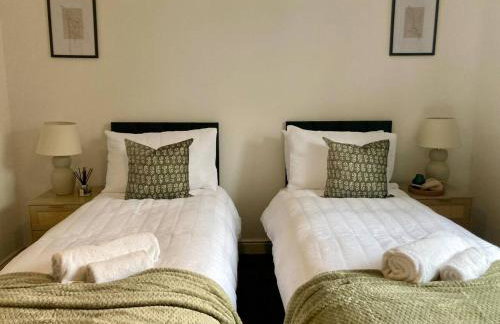 Ashford 4-Bed Townhouse with Garden and Parking - Foto 25