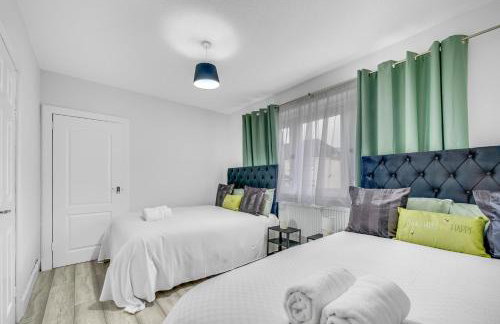 3 Bedrooms Homely House in Motherwell Sleeps 8 comfortably with 6 double beds Near Glasgow Edinburgh Free Private Parking Business Travellers Contractors Holiday Goers Near all Major transport links - Foto 7