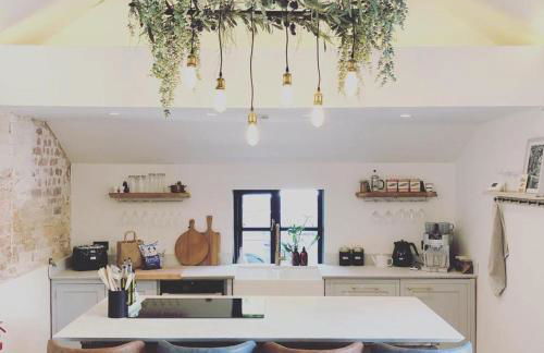 Luxury Barn with Hot Tub, Spa Treatments, Private Dining - Photo 23