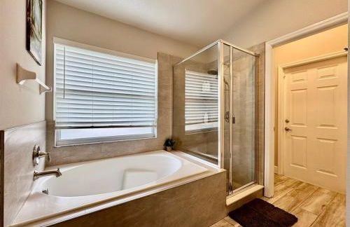 Modern 4BR 2BA with pool in gated community - Foto 5