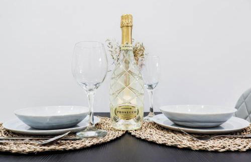 The Eden Suite - 1BR Chic Apt with Luxe Shower, Smart TV & Free Secure Parking in Central High Wycombe HP13, Sleeps 3 - Foto 35