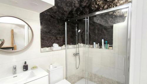 Tufia Cave Beach Home Preciosa casa cueva en frente del oceano - Foto 5, towels, Shower
