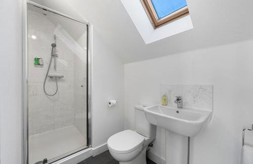 Stylish 4-Bedroom Townhouse with two large parking spaces and superfast Wi-Fi - Photo 22