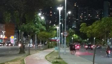 Barra - Espaçoso Apt frente Shopping Barra - 100 m2, 2 quartos, varanda, sala, banheiro e cozinha completa, 2 camas casal, 1 cama de solteiro, 1 sofá cama - Foto 3