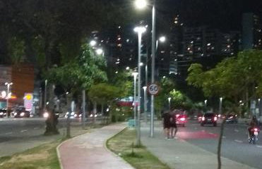 Barra - Espaçoso Apt frente Shopping Barra - 100 m2, 2 quartos, varanda, sala, banheiro e cozinha completa, 2 camas casal, 1 cama de solteiro, 1 sofá cama - Foto 3