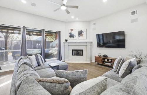 Luxury Backyard Pool & Patio Oasis 4-BD - Foto 7