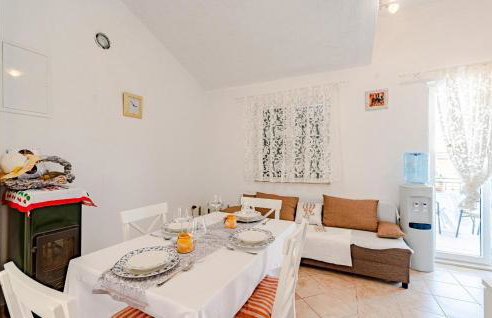 2 Bedroom Stunning Apartment In Osobljava - Foto 12