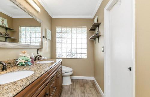 Spacious 4BR 2 5BA Family Retreat Pool Near Beach - Foto 27