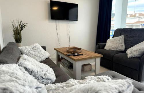 Luxury 2-Bed Marina Apartment - Photo 5