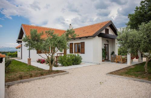 Villa Ena with Pool & Jacuzzi - Photo 17