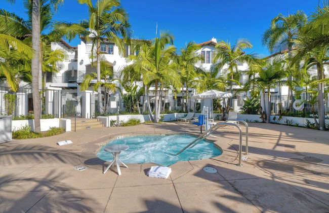 Southern Exposure w/ Private Balcony - Foto 15