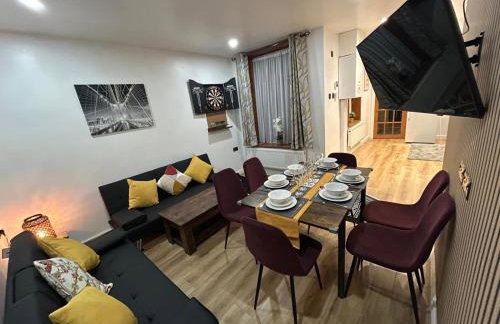 Minstead Houses 5 Bedroom Large House inc 3 Twin Rooms B24 just off M6-J6 Free Parking Driveway 2 Showers Bath 2 WCs Fast Wi-Fi Garden Airport NEC Contractor HS2 Teams Weekly Stays Welcomed Best-in-Class - Foto 1