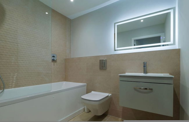 Luxury Manchester Apartment - Yellow - Photo 9