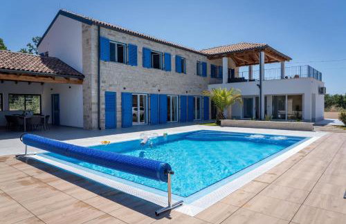 Villa Blue Moon for 9 persons near Porec with 42 m2 heated pool, wellness, kids playground & sea view - Foto 1