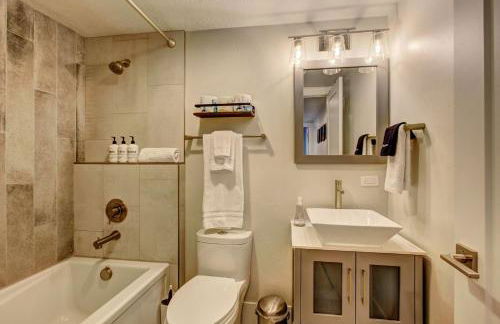 Little Blue Bungalow on Boise's Bench, Pet Friendly, Fully Fenced yard with doggie door! 2 miles from BSU, 5 minutes from Downtown Boise, Desk and workstation for remote workers, 2 TV's large walk-in closet, Good for mid-term stays - Foto 13