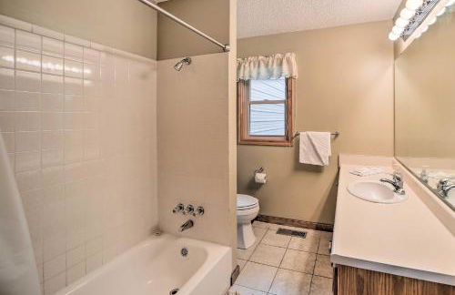 Kayaks and Boat Dock Waterfront Home in Grove - Foto 17