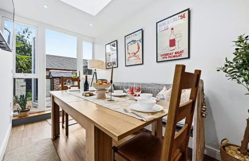 3-BR Luxe Cowes Cottage Harbour Views, Sleeps 6, with Private Garden - LONG TERM STAY WINTER SPECIAL OFFER AVAILABLE! - by Blue Puffin Stays - Foto 9