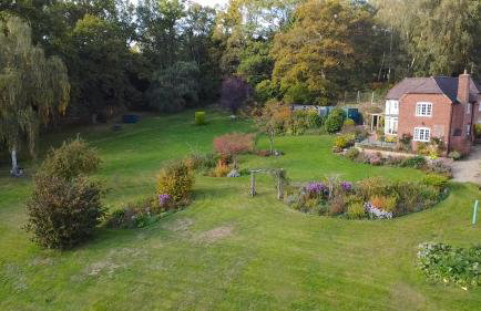 3-bedroom cottage set in a large enclosed garden - Foto 26