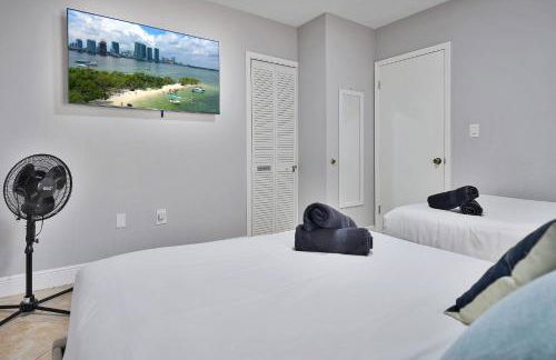 Vacay Spot Happy Escape 15 Min Beach Massage Shower Prime LOC! 6 blocks away from Bars, Nite Clubs, Res, Shops - Photo 21