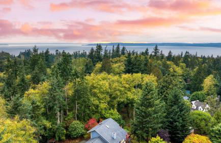 Forest Front Home w Fire Pit Mins to Beaches Wineries Trails Cedarview Retreat by AvantStay - Foto 3