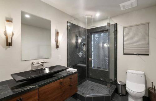 Luxury 3BR Hillside Retreat wAC Panoramic View - Photo 13